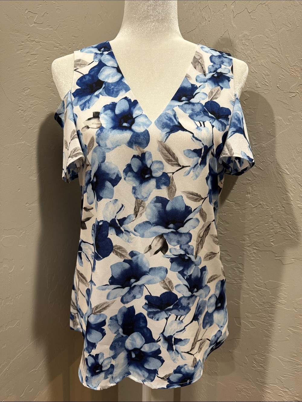 Calvin Klein cold shoulder blue floral top size XS